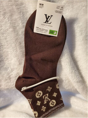 Treat yourself to a little sparkle 🧦💫Cozy, cute + sparkly socks ✨ Women’s 7–9